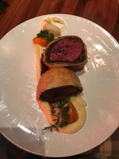 [HOMEMADE] beef wellington Beef Wellington Plating Ideas, Beef Wellington Plating, Wellington Food, Plating Ideas, Beef Roll, Beef Wellington, Gourmet Foods, Homemade Beef, Food Images