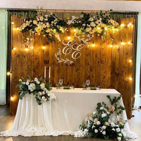 Wedding Backdrop Bride And Groom Table, Wedding Decorations Main Table, Main Table, Wedding Table Bride And Groom Backdrops, Wedding Main Table Decorations, Sweetheart Tables Wedding, Glam Sweetheart Table Wedding, Wedding Head Table Wooden Backdrop, Wedding Main Table