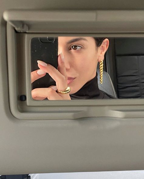 Non Selfie Instagram Ideas, Car Outfit Selfie, Pics To Take In Car, Car Pictures Instagram Outside, Car Pictures Instagram Selfie, Taking Selfies Aesthetic, Photos In Car Aesthetic, Car Selfie Poses Instagram, Car Selfies Instagram Story