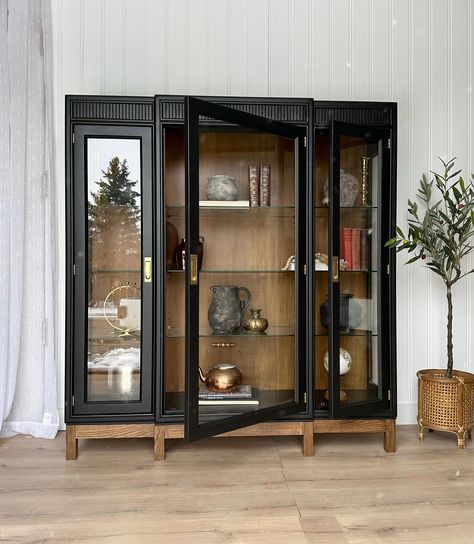 || AVAILABLE || Vintage Drexel Heritage, “passage” display cabinet in campaign style🤩 Recessed brass hardware with backplate. Excellent quality, exceptional craftsmanship. Glass shelves are extremely sturdy! Soft black and muted, medium brown toned oak with a bit of texture. Would be perfect in a neutral room for an in house library with books and bit of a decor😍 Measures 54” w x 16” d x 58” h. Located in Elrose, Saskatchewan. Delivery available- Saskatchewan and Alberta wide. Send a... In House Library, Hardware With Backplate, House Library, Glass Display Cabinet, Glass Cabinets, Drexel Heritage, Neutral Room, Glass Cabinets Display, Display Cabinets