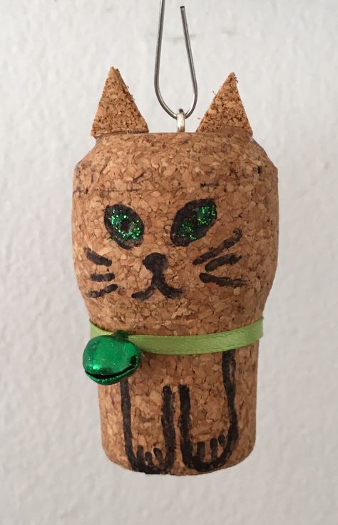 Cat Cork Ornaments, Champagne Cork Ideas, Cork Diy Christmas, Wine Cork Animals, Champagne Cork Crafts, Wine Cork Diy Projects, Cork Diy Projects, Cork Crafts Christmas, Wine Bottle Wind Chimes