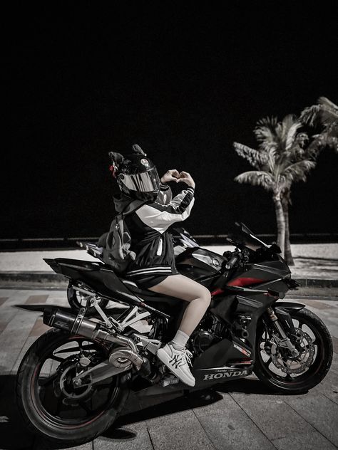 Rider Girl, Xe Ducati, Motocross Love, Biker Photoshoot, Bike Aesthetic, Race Bike, Bike Race, Desain Quilling, Motorcycle Aesthetic