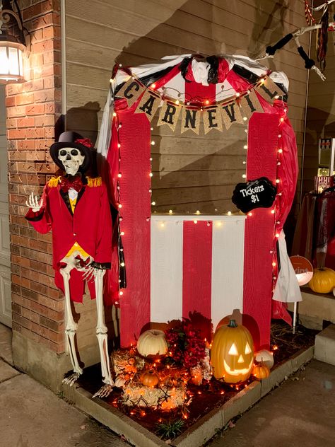 Clowns Halloween Decorations, Scary Carnival, Backyard Halloween Party, Skeleton Decor, Creepy Carnival, Halloween Circus, Decor For Halloween, Ticket Booth, Halloween Facts