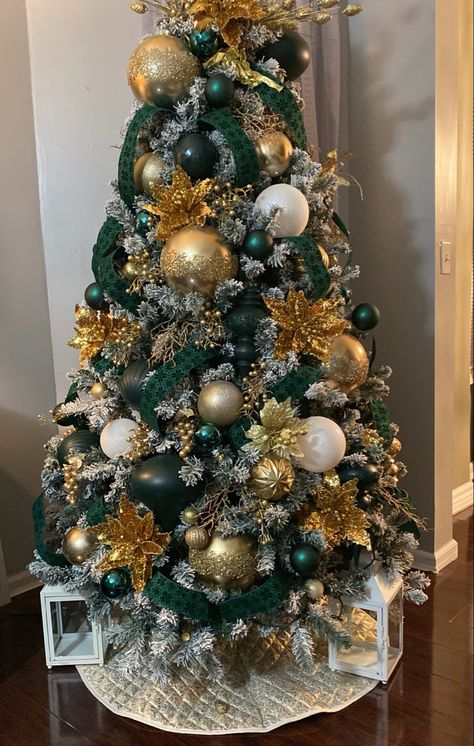 Dark Green And Gold Christmas Tree, Dark Green Christmas Tree, Dark Green Christmas, Christmas Content, Green Christmas Tree Decorations, Pretty Christmas Decorations, Tree Inspiration, Ideas Navideñas, Elegant Christmas Trees