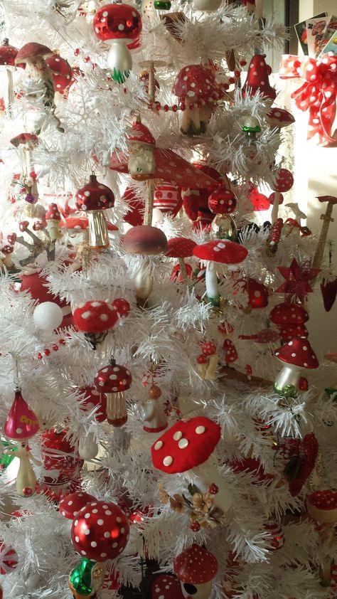 Fairycore Christmas, Fairycore Christmas Tree, Gnome Mushroom Christmas Tree, Mushroom Christmas Tree Decoration, Cottagecore Christmas Tree, Bug Christmas Tree, Mushroom Christmas Tree, Mushrooms Christmas Decor, Christmas Toadstool