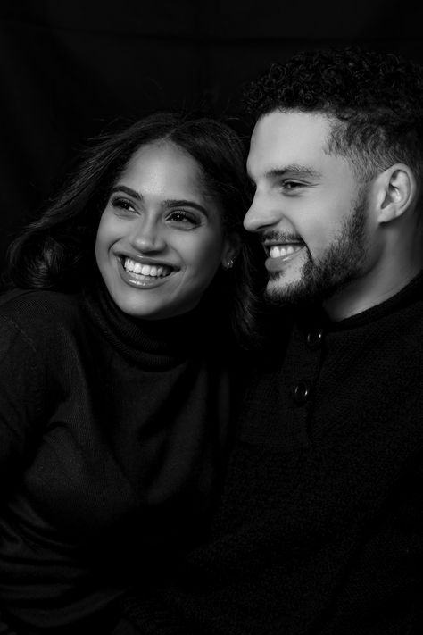 Couple Studio Photoshoot Ideas Simple, Couple Black And White Photography Poses, Black And White Family Photoshoot, Black And White Couple Photography, Shooting Photo Couple, Black Background Portrait, Indoor Engagement Photos, Black And White Studio, Bridesmaid Photoshoot