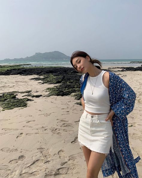 Korean Beach Outfits Women, Minimal Beach Outfit, Casual Beach Outfit Korean, Korea Beach Outfit, Ootd Bali Beach, Beach Ootd Summer Outfits, Bali Outfit Ideas Summer, Beach Outfit Korean Style, Korean Beach Fashion