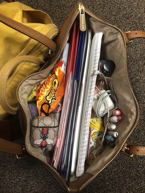 School Backpacks Highschool, Schul Survival Kits, What's In My Purse, Middle School Outfits, School Bag Essentials, Inside My Bag, Purse Essentials, Handbag Essentials, College Bags