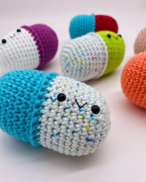 💊 Chill Pill Stress Ball Free Pattern CrochetProjects, DIYCrochet, CrochetPatterns Small Crochet Toys, Chill Pill Crochet Pattern, Pill Crochet Pattern, Pill Crochet, Crochet Fidget, Small Crochet Gifts, Crochet Keychains, Loom Craft, Crochet Toys Free