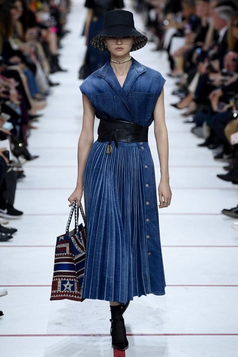 Christian Dior Fall 2019 Dior New Look Modern, Dior Runway 2022, Dior Dress Casual, Christian Dior 2019, Dior Jeans, New Look Clothes, Dior Ready To Wear, Dior New Look, Christian Dior Dress