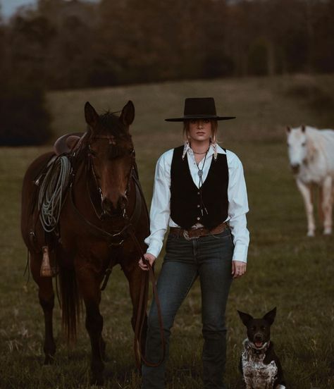 #longlivecowboys #Western #westernfashion #photography #Westernphotography Western Old Money Aesthetic, Old Money Western Aesthetic, Edgy Western Style, Desert Woman, Vintage Western Aesthetic, Edgy Western, Long Live Cowboys, Western Photography, Video Project