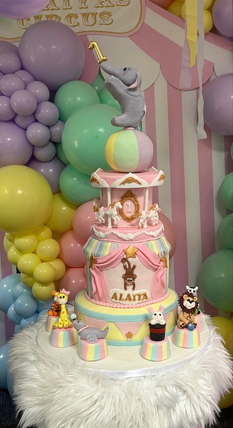 Carnival Theme Pastel Colors, Pastel Circus Cake, Circus Theme 1st Birthday, Carnival Themed Cakes, Pastel Carnival, Pastel Circus, Carnival Birthday Theme, Circus Birthday Cake, Circus Theme Cakes