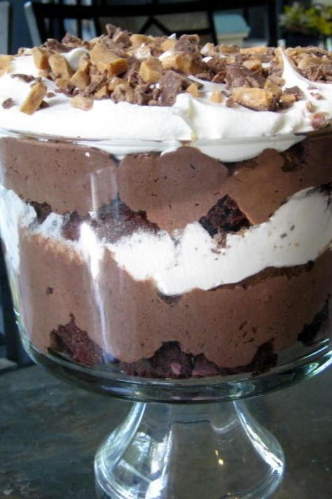 Kahlua Trifle Cake Trifle Bowl Recipes, Trifle Cake, Kahlua Cake, Brownie Trifle, Chocolate Trifle, Trifle Dish, Trifle Desserts, Trifle Recipe, Köstliche Desserts