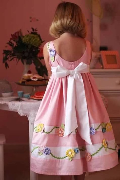 Free Girls Dress Pattern: Wee Wander Dress - MHS Blog Pink Dress With Flowers, Girls Dress Pattern Free, Girls Dress Pattern, Miranda Dress, Sundress Pattern, Diy Sy, Dress With Flowers, Girl Dress Pattern, Dress Patterns Free