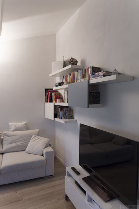 Stylish BESTA and LACK floating bookshelf Lack Shelf, Besta Ikea, Ikea Eket, Hanging Bookshelves, Floating Bookshelf, Ikea Bookshelves, Ikea Lack, Ikea Besta, Ikea Hackers