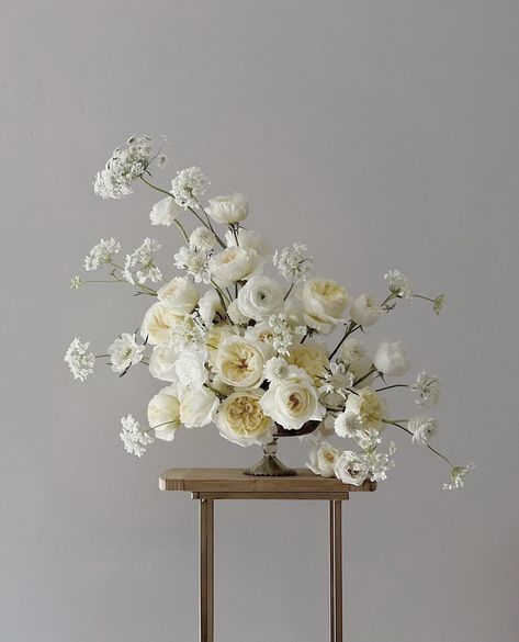 Florist Tools, White Floral Arrangements, White Flower Arrangements, All White Wedding, Flower Installation, Flower Vase Arrangements, Wedding Flower Inspiration, Floral Arrangements Wedding, White Bouquet