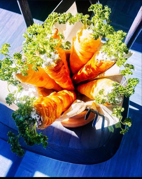 Croissant carrots filled with chicken salad Carrot Croissant, Appetizers For Easter, Easter Themed Desserts, Easter Food Ideas, Garden Lunch, Chicken Salad Croissant, Tasty Appetizers, Woodland Fairy Party, Unique Dinner