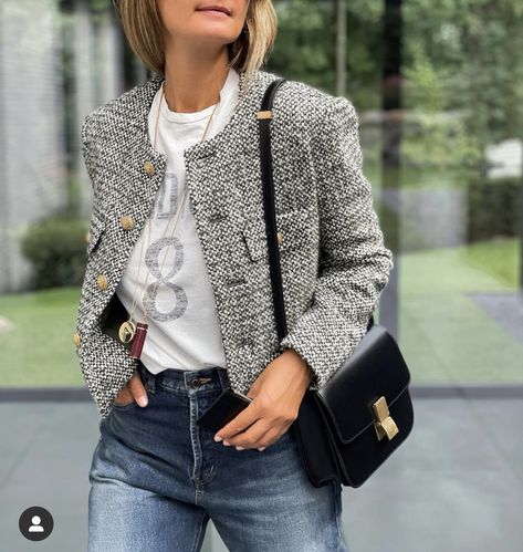 Black And White Boucle Jacket Outfit, Boucle Jacket Street Style, Styling Tweed Jacket, Cropped Boucle Jacket Outfit, Cropped Tweed Jacket Outfit, Boucle Blazer Outfit, Boucle Jacket Outfit, Tweed Jacket Outfit, Chanel Style Jacket