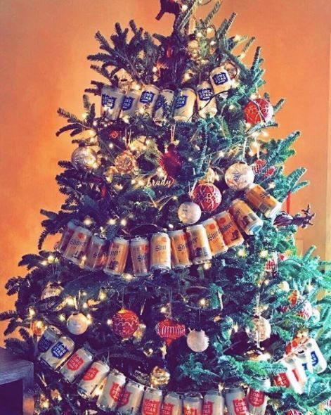 Run string through the tabs on empty beer or soda cans to make this easy diy Christmas tree decoration. Beer Can Decorations Diy, Beer Can Christmas Decorations, Beer Can Ornaments, Christmas Tree Beer Cans, Beer Themed Christmas Decorations, Bar Christmas Trees, Beer Can Christmas Tree Diy, Beer Can Ornaments Diy, Beer Tree Christmas