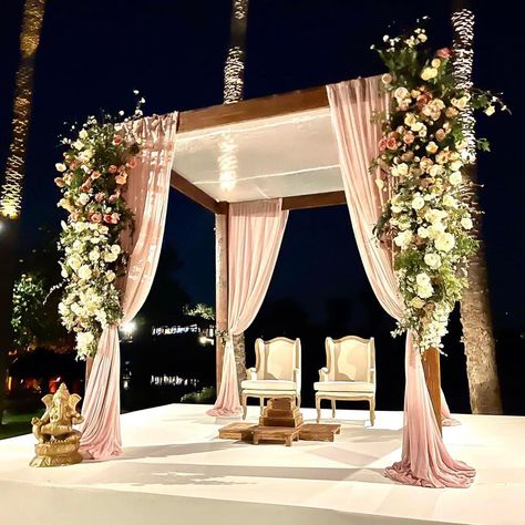 Wood Mandap Wedding, Indian Wedding Tent Decor, Mandap For Night Wedding, Mandapam Decoration Marriage Outdoor, Marriage Mandap Decoration Indian Indoor, Simple Mandap Decor Indian Outdoor, Aesthetic Mandap Decor, Wedding Phera Mandap, Evening Mandap Decor