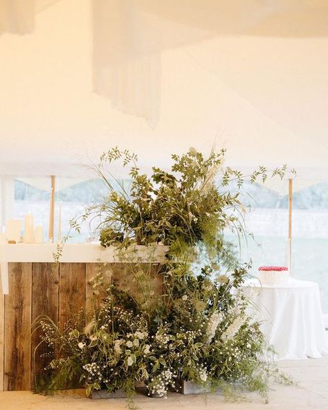 VERVAIN on Instagram: "One of our favourite bar designs for Alex & Luke from September this year. #weddinginspiration #weddingflowers #weddingflorist #weddingdecor #weddingflorals #2023wedding #2023weddings #vervainweddings" Bar Florals Wedding, Pasta Wedding, Bar Florals, White And Green Wedding Flowers, Bar Arrangement, Whimsical Wedding Flowers, Sarah Spencer, September Wedding Flowers, Countryside Garden