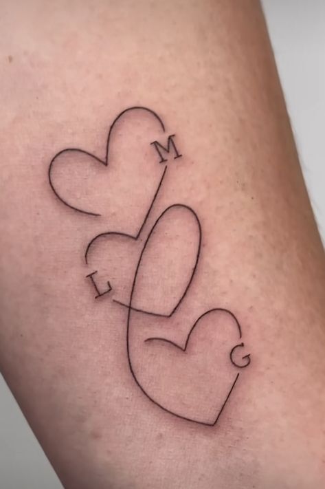 Rosen Tattoo Frau, Tiny Wrist Tattoos, Tattoos With Kids Names, Tasteful Tattoos, Mother Tattoos, Rosen Tattoo, Wrist Tattoos For Women, Family Tattoos, Tattoos For Daughters