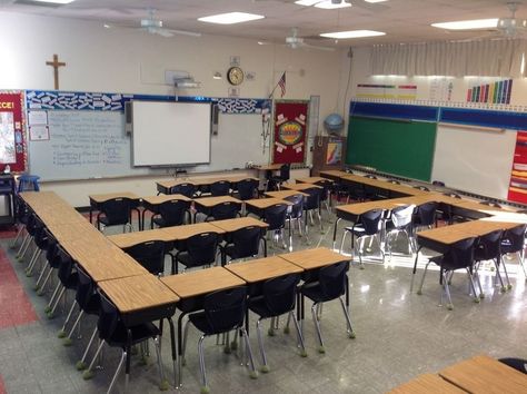 Classroom Seating Arrangements Desks, Classroom Desk Arrangement, Classroom Seating Arrangements, Desk Arrangements, Classroom Arrangement, Scholastic Book Fair, Classroom Desk, Kindergarten Classroom Decor, Classroom Seating