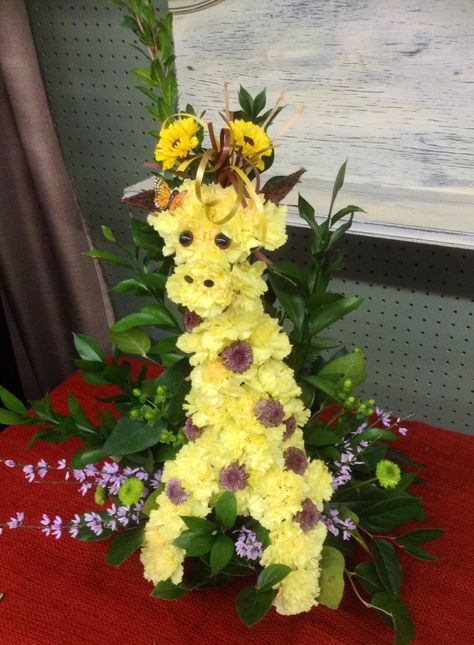 Giraffe made out of carnations and button mums. Animal Flower Arrangements, Giraffe Pictures, Giraffe Decor, Unique Flower Arrangements, Fall Flower Arrangements, Diy Arrangements, Giraffe Art, Flower Arrangements Simple, Fall Flower