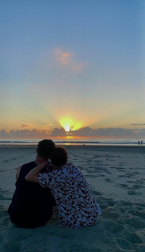 beach with friend Gay Best Friend Goals, San Diego Vibes, Me And Boyfriend, Boy On Beach, Things I Want To Experience, Gay Best Friend, Couple Beach Pictures, Must Be Nice, Beach Book