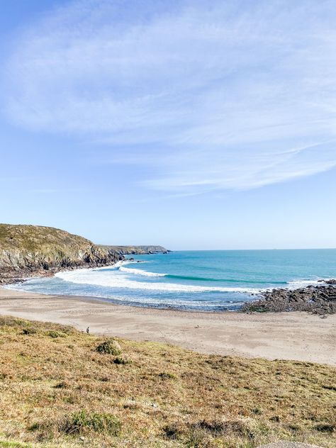 A view over Kennack Sands beach on The Lizard Peninsula in Cornwall. Read about this beach on The Cornish Life! #Cornwall #CornwallBeach #UKBeach English Beach, Cornwall Surfing, Cornish Beaches, Cornwall Beaches, Uk Beaches, Cornwall England, Devon And Cornwall, Beach View, Uk Travel