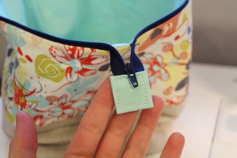 another approach – the open wide zippered pouch – Stitch Mischief Zippered Tote Bag Tutorial, Zip Pouch Tutorial, Diy Makeup Bag, Tote Bag Tutorial, Zipper Pouch Tutorial, Pouch Tutorial, Bag Pattern Free, Sewing Crafts Tutorials, Diy Bags Purses