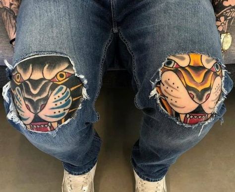 Black Panther Knee Tattoo, Traditional Tattoo Knee, Tattoo Knee, Trad Tattoos, Old School Ink, Traditional Style Tattoo, Tattoo Henna, Leg Tattoo Men, Traditional Tattoo Art