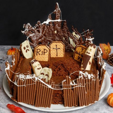 Halloween Sheet Cake Ideas, Halloween Sheet Cake, Scary Desserts, Sheet Cake Ideas, Pizza Halloween, Graveyard Cake, Party Pizza, Dessert Light, Haunted Graveyard