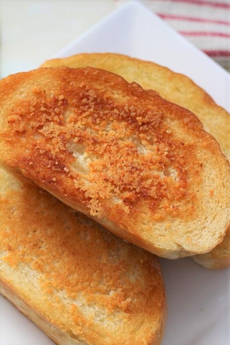 Sizzler Knock-off Cheese Toast - My Recipe Treasures Toasted French Bread Slices, Caprese Garlic Bread, Bread With Butter, Cheese Toast Recipe, Savory Breads, Parmesan Bread, Baked Breads, Copy Cats, Soft Bread