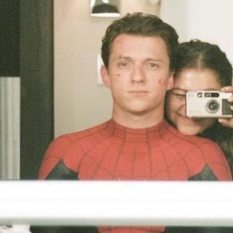 Tom Zendaya, Marvel Couples, Instagram Couples, Instagram Dp, Cute Couple Dp, Tom Holland Peter Parker, Karakter Disney, Spiderman Movie, Insta Profile Pic