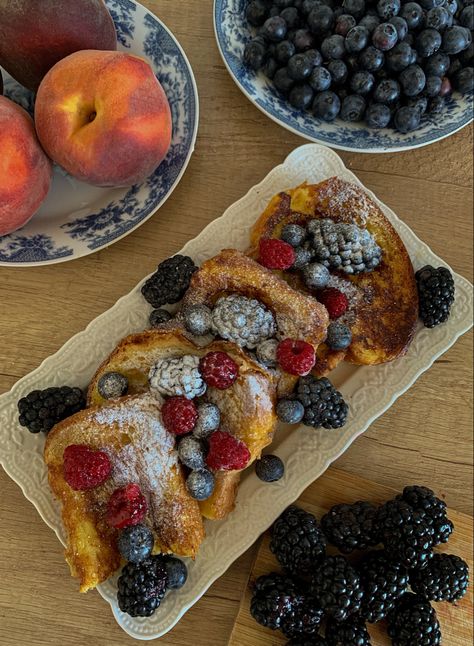 Breakfast Aesthetic French Toast, Breakfast French Toast Aesthetic, Aesthetic French Foods, Good Food Pictures Aesthetic, Breakfast Vibes Aesthetic, Breakfast Asethic, Morning Breakfast Astethic, French Toast Astethic, German Breakfast Aesthetic