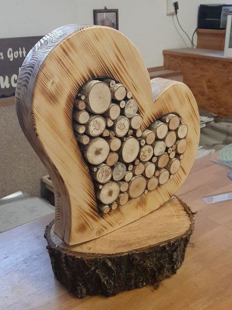 Wood Log Crafts, Tre Kunst, Dekoratívne Vence, Wood Yard Art, Wood Craft Projects, Wood Slice Crafts, Wood Art Projects, Driftwood Crafts, Christmas Wood Crafts