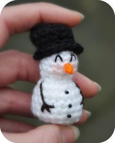 sneeuwmannen haken, en dan in een mobile in de klas. Leuk voor in de winter! Snowman Amigurumi, Appliques Au Crochet, Handmade Christmas Presents, Snowman Crochet, Mini Snowman, Christmas Amigurumi, Ornament Crochet, Handmade Snowman, Snowman Doll