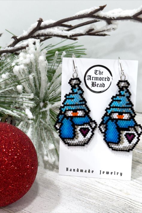 Embrace the enchanting beauty of winter with our Charming Hand-Beaded Snowman Earrings. These adorable, one-of-a-kind earrings are the perfect way to showcase your love for the season and add a touch of whimsy to your style. Beaded Buffalo Earrings, Quick Beaded Earrings, Snowflake Beaded Earrings, Winter Beaded Earrings, Winter Beaded Jewelry, Christmas Brick Stitch Earrings, Seed Bead Ornaments, Beaded Earrings Brick Stitch, Beaded Christmas Earrings