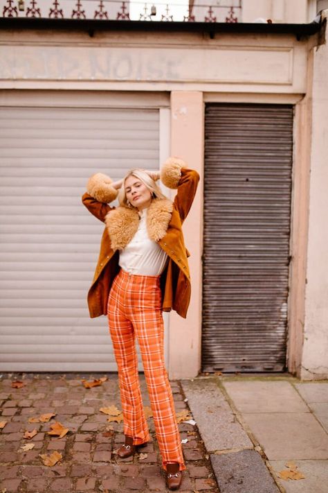 High rise orange plaid pants with a white blouse and brown faux fur coat. Visit Daily Dress me at dailydressme.com for more inspiration women's fashion 2018, fall fashion, winter fashion, high rise pants, high waisted pants, women's blouses, vintage outfits, coats, jackets, sweaters, brown boots Mode Coachella, 70s Mode, Daily Dress Me, Frida Gustavsson, Fall Fashion Coats, 70s Inspired Fashion, 70s Outfits, 70’s Fashion, Looks Street Style