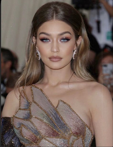 Gigi Hadid Met Gala 2018, Gigi Hadid Met Gala, Gigi Hadid Makeup, Gigi Hadid Hair, Heavenly Bodies Fashion, Gig Outfit, Heavenly Bodies, Casual Wear Dress, Glam Hair