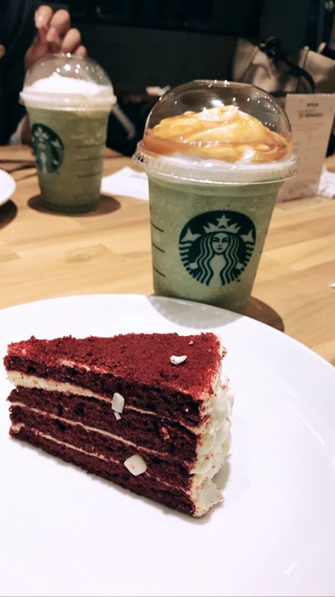 Starbucks Snapgram, Strawberry Drinks, Foodie Instagram, Delicacy Food, Snap Food, Starbucks Drinks, Breakfast Dessert, Food Snapchat, Food Obsession