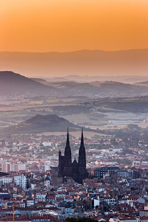 Clermont Ferrand et sa cathédrale au lever du soleil Clermont Ferrand Cathedral, Clermont Ferrand France, Gothic Cathedral, Sunrise Photos, Visit France, Sitges, The Gothic, City Trip, Europe Travel Tips