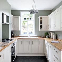 U-shaped kitchen ideas – designs to suit your space Green Country Kitchen, Traditional Kitchen Decor, Island Kitchens, Kitchens Ideas, Kabinet Dapur, Decorating Kitchen, Organization Kitchen, Urban Sophistication, Backsplash Kitchen