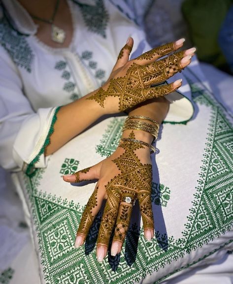 #henna #moroccan #henne #wedding #morocco #marokko #mariage Moroccan Wedding Henna Brides, Moroccan Wedding Henna, Suhagrat Night, Moroccan Henna Party, Algerian Henna, Moroccan Henna Designs, Morocco Henna, Henna Nail Art, Bride Henna