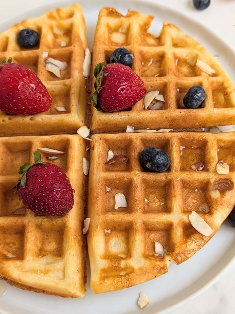 Cottage Cheese Protein Waffles - Easy, Healthy Breakfast! | Hayl's Kitchen Cottage Cheese And Protein Powder, Breakfast With Cottage Cheese, Cottage Cheese Waffle Recipe, Cottage Cheese Recipes Breakfast, Cottage Cheese Protein, Oatmeal Waffles, Cottage Cheese Breakfast, Healthy Waffles, Cheese Waffles