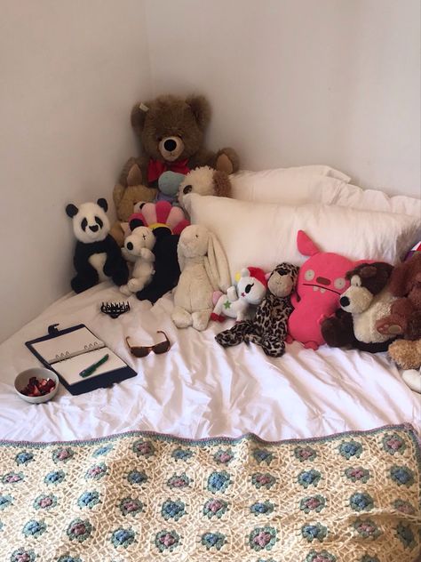 Stuffed Toys Aesthetic Room, Bed With Teddy Bear Aesthetic, Plush Room Aesthetic, Teddy Bear Room Aesthetic, Teddy Bear On Bed Aesthetic, Bed Full Of Stuffed Animals, Bedroom With Stuffed Animals, Bed With Stuffed Animals Aesthetic, Plushies On Bed Aesthetic