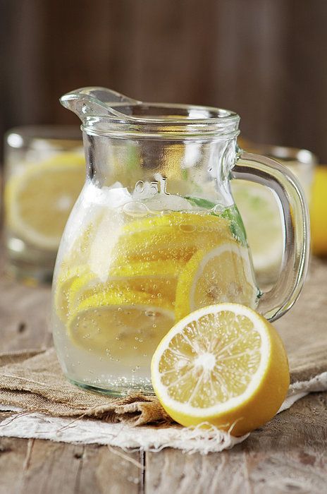 Hot Water With Lemon, Water With Lemon, Lemon Juice Benefits, Water Health Benefits, Hot Lemon Water, Lemon Health Benefits, Warm Lemon Water, Drinking Hot Water, Drinking Lemon Water