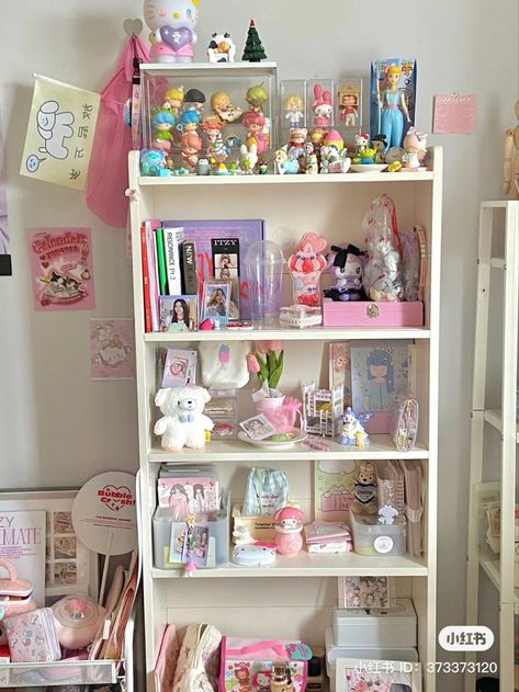 Desk Ideas Kawaii, Aesthetic Shelf Decor Bedroom, Kawaii Shelf Decor, Kawaii Room Decor Desk Accessories, Shelf Organization Aesthetic, Cute Shelves Decor, Kpop Room Aesthetic Shelf, Shelf Decor Kpop, Rooms With Shelves