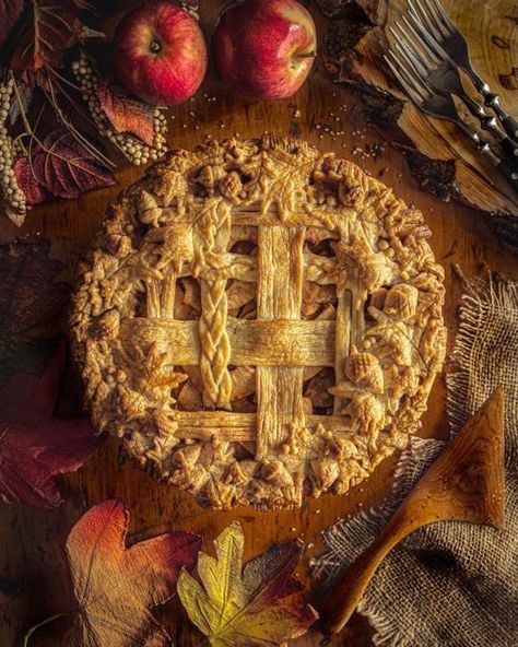 Creative Edible Decorations, Thanksgiving and Christmas Pie Ideas by Helen Nugent ~ https://www.instagram.com/batterednbaked/ Christmas Pie Ideas, Apple Caramel Pie, Simple Candle Centerpieces, Creative Pies, Birthday Pies, Pie Game, Popular Pies, Pie Ideas, Pie Crust Designs